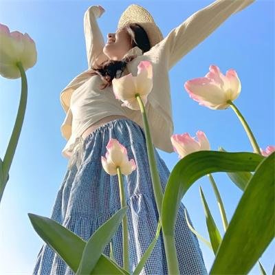 当她换上泳衣